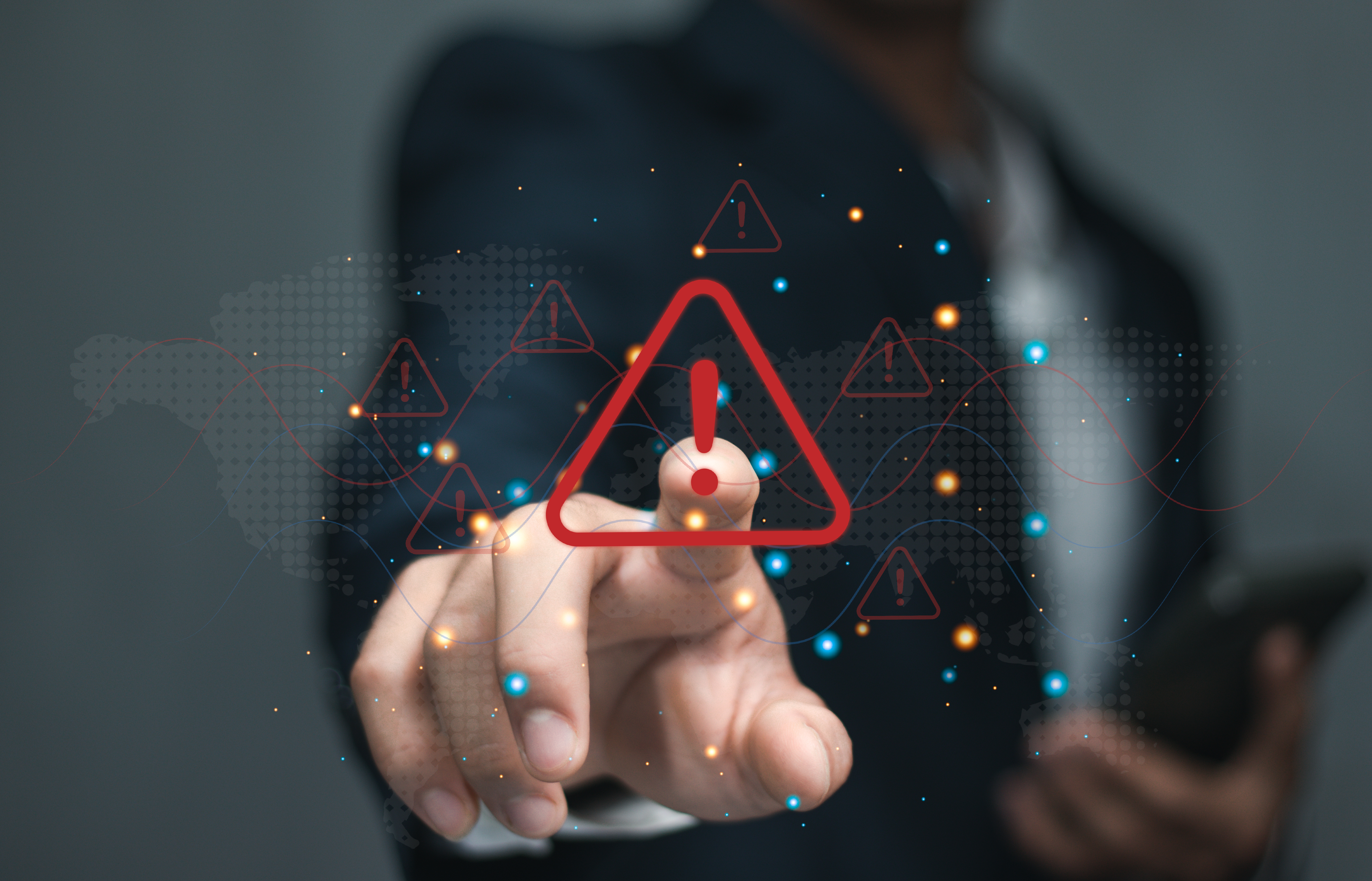homem e um símbolo de alerta