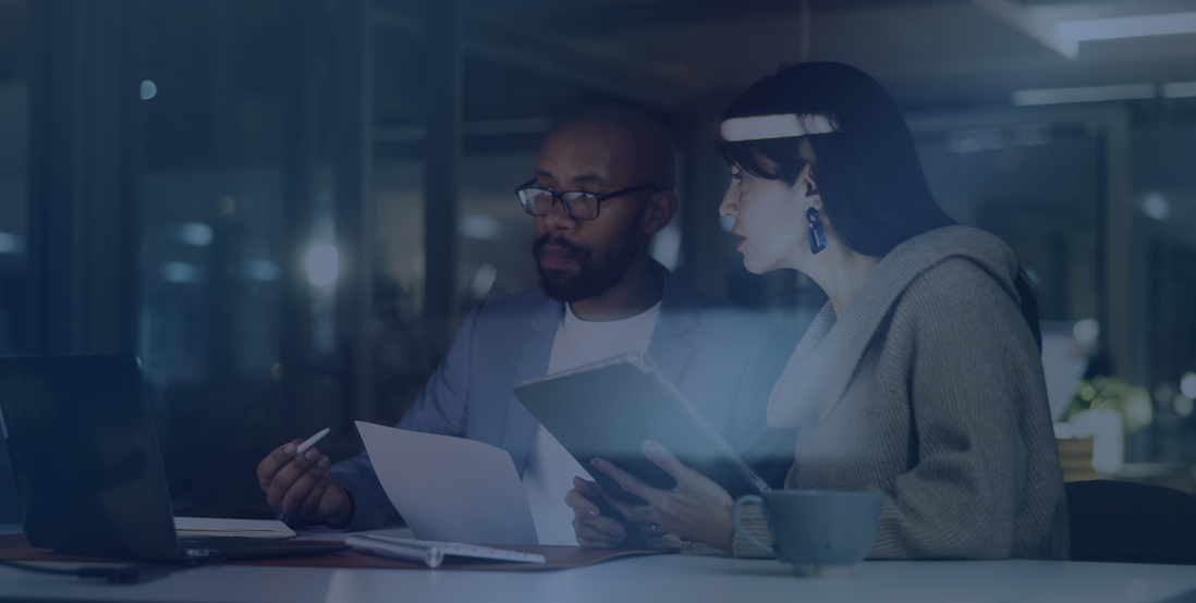 um homem e mulher olhando um manual