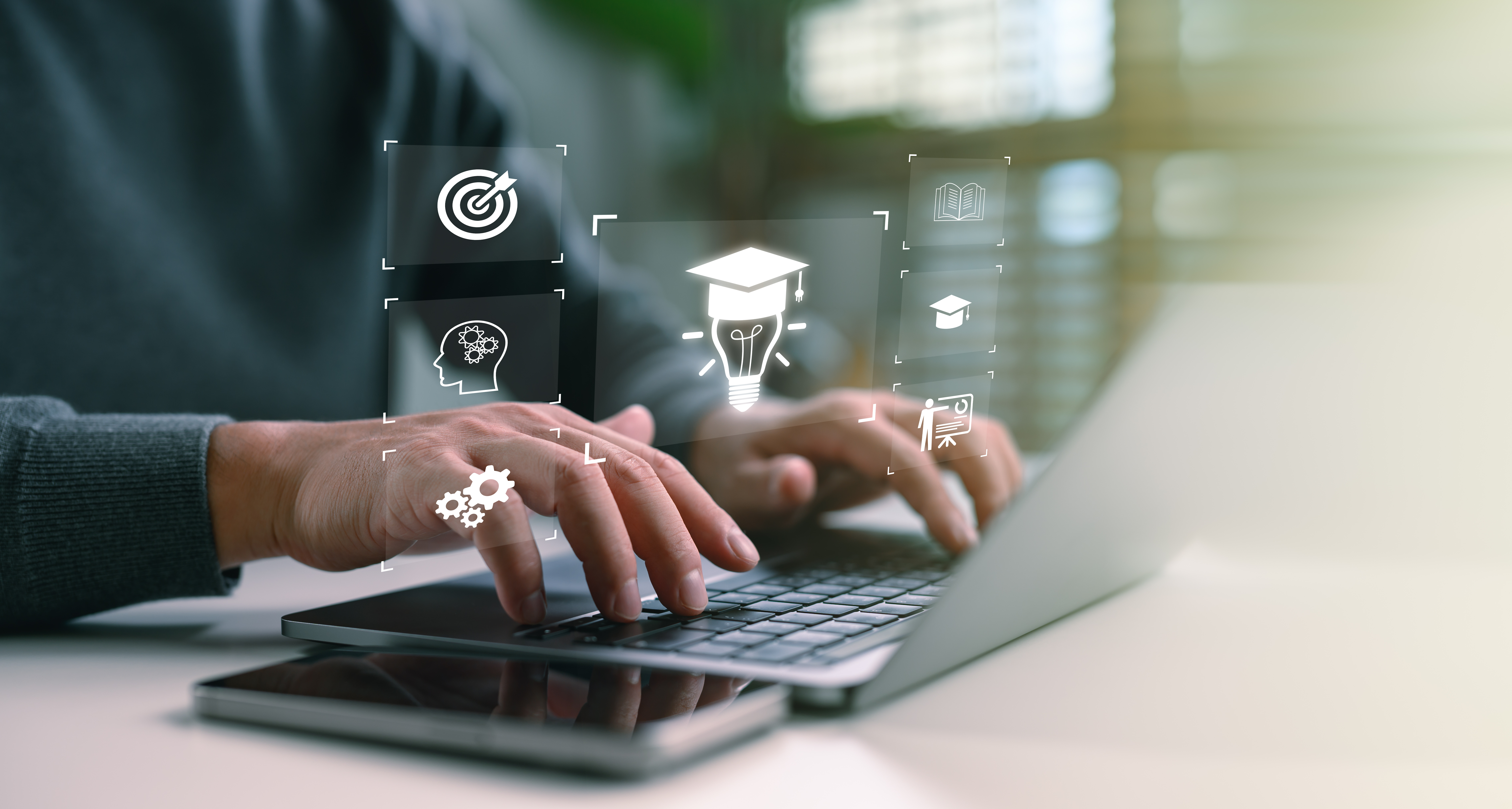 homem no computador estudando