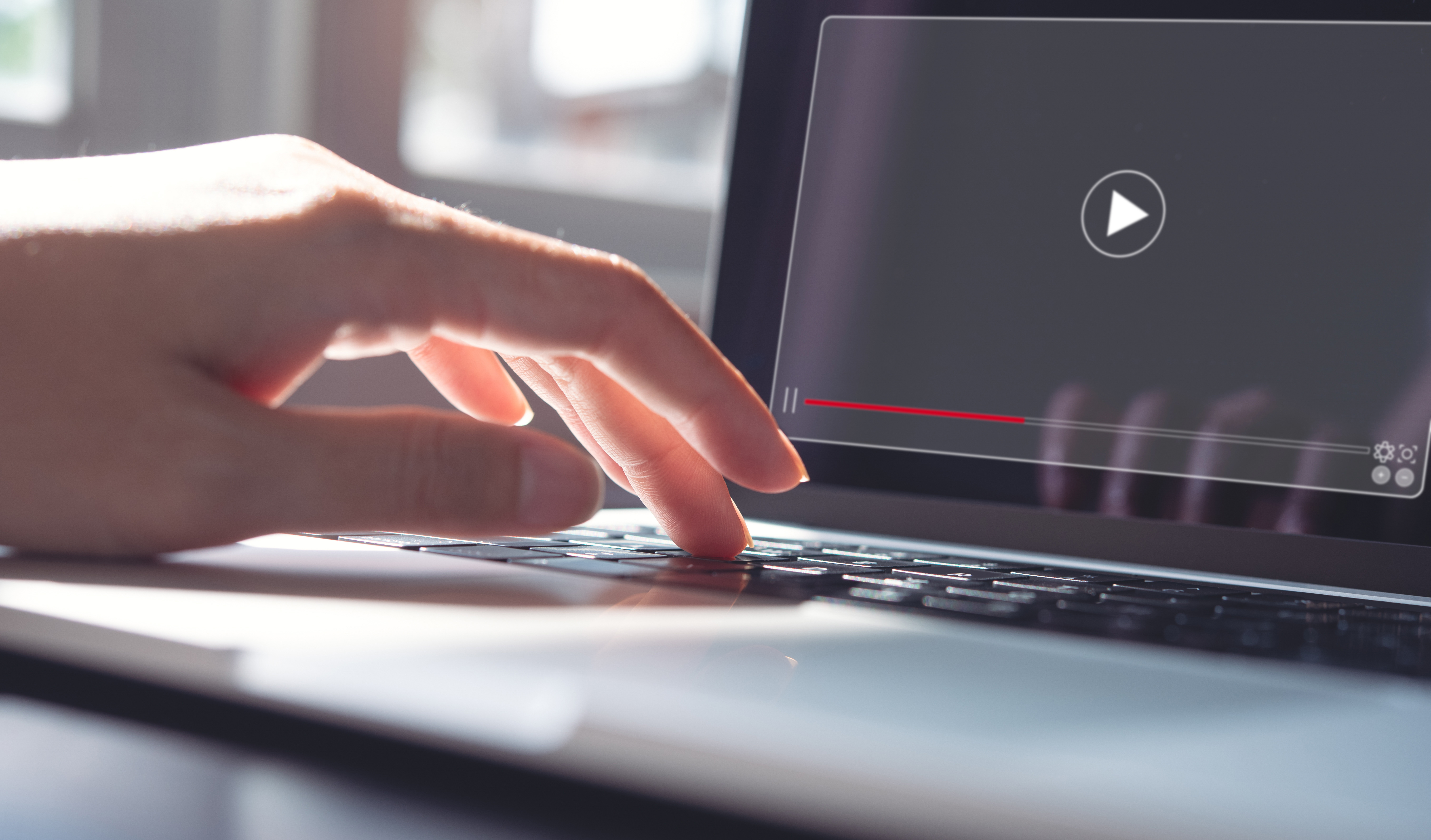 mulher apertando play em vídeo